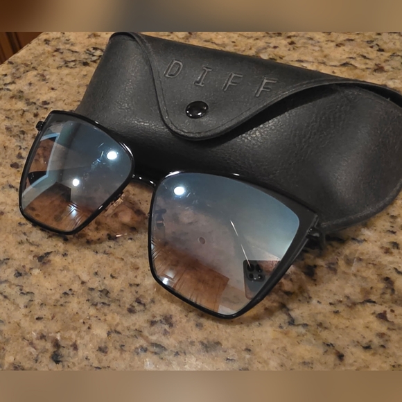 Diff Eyewear Accessories - Black Sunglasses with Case